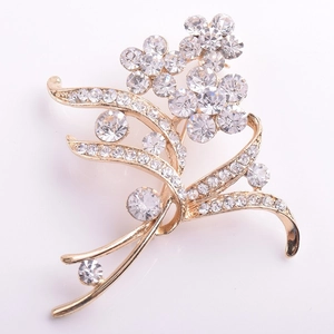 Elegante spilla a grappolo di fiori dorati con cristalli scintillanti e design a foglie