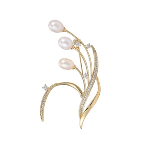 Squisita spilla a orchidea placcata in oro con perle d'acqua dolce e zirconi