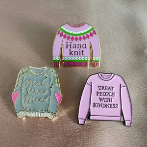 Broche en Alliage de Zinc Créative Forme de Pull Sweat à Capuche Badge Lettrage Inspirant Bijoux en Émail Épingle de Revers pour Vêtements Sacs