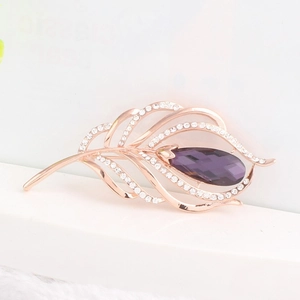 Élégante broche plume en or rose avec cristal violet et strass brillants scintillants