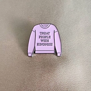 Pin's émaillé rose en forme de pull avec slogan Treat People With Kindness stylisé