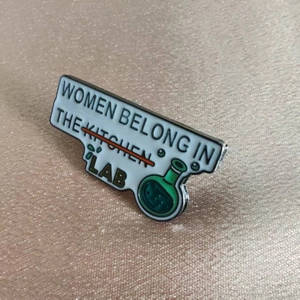 Insigne en émail scientifique avec slogan Women Belong in the Lab et fiole verte