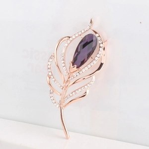 Élégante broche plume en or rose avec cristal goutte violet et strass scintillants