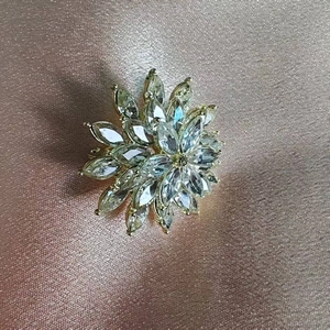 Broche fleur élégante en cristal doré avec pierres marquise sur tissu de soie or rose