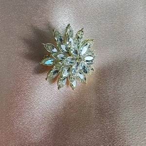 Broche flocon de neige élégante avec cristaux marquise et finition dorée sur soie rose