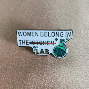 Les Femmes Ont Leur Place Au Laboratoire Épingle En Émail Thème Science Broche Féministe Flacon De Laboratoire Badge