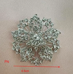 Détails d'une broche flocon de neige en argent de 4,5 cm ornée de cristaux scintillants