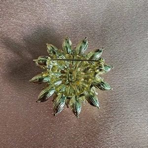 Vue arrière de l'élégante broche flocon de neige dorée en cristal avec fermoir de sécurité