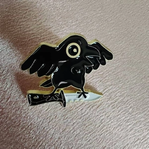Gothic Cartoon Crow Holding Knife Enamel Pin Alloy Dark Humor Animal Badge For Halloween Costume Accessory Brooch Jewelry