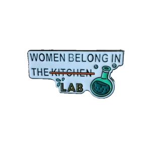Broche en émail pour blouses de labo avec slogan STEM Women Belong in the Lab et fiole