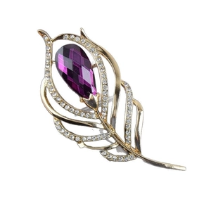 Broche plume élégante avec cristal goutte violet et strass scintillants sur monture dorée