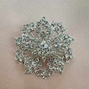 Broche flocon de neige étincelante pour femme avec cristaux argentés sur satin rose