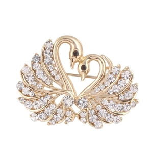 Eleganter Gold-Schwan-Broche mit funkelnden weißen Strasssteinen im Doppel-Schwan-Design