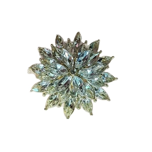 Élégante broche fleur argentée avec cristaux marquise et design de pétales radieux