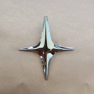 Broche étoile à quatre branches en argent poli avec finition miroir métallique