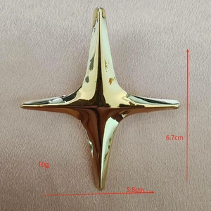 Dimensions détaillées de la broche étoile dorée avec 6,7 cm de haut et 5,8 cm de large