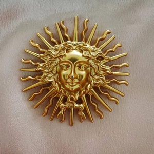 Vintage Sun Goddess Metal Brooch Medusa Style Relief Radiant Sun Ray Lapel Pin Electroplated Alloy Breastpin Jewelry Gift For Women