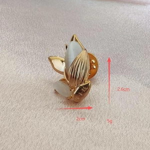 Broche tulpe dorée avec opale sur fond de satin violet, dimensions de 2,6cm par 2cm