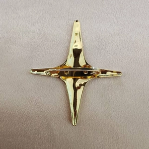Vue arrière d'une broche étoile dorée avec finition polie et fermoir à épingle de sûreté