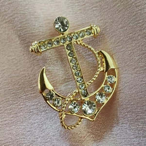 Elegant gold anchor brooch with sparkling rhinestones and rope detail for men