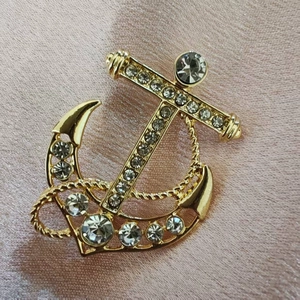 Sparkling rhinestone anchor brooch in golden finish for men's suits and fashion accessories