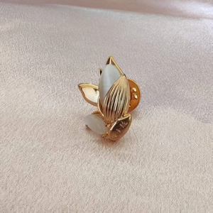 Broche en cuivre épi de blé élégante avec pierres opales sur satin doré
