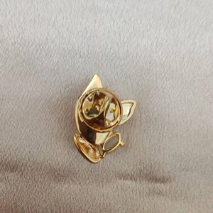 Broche épi de blé dorée avec opale et fermoir papillon sécurisé sur l'envers du bijou