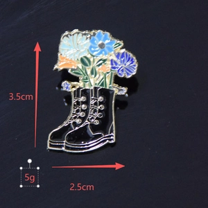 Spilla creativa a forma di stivali neri con fiori blu e dimensioni di 3,5 cm di altezza