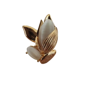 Broche élégante en forme d'épi dorée avec feuilles de pierre d'oeil de chat blanches