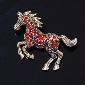 Elegant silver horse brooch featuring red crystal rhinestones for jackets and suits