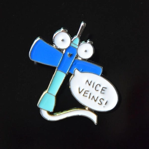 Detail einer Emaille-Brosche im Butterfly-Nadel-Design mit Nice Veins Textgravur