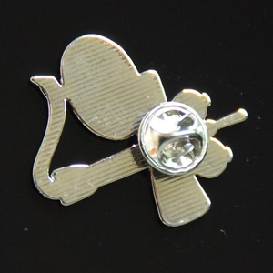 Rückansicht der silbernen Metallbrosche mit rutschfester Textur und Butterfly-Verschluss