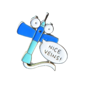 Lustige Emaille-Brosche für Pflegekräfte mit blauem Verband und 'NICE VEINS!' Spruch