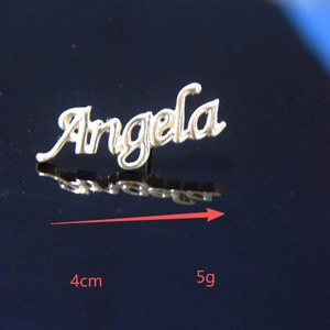 Spilla personalizzata nome Angela dorata per abbigliamento e cappelli 4cm 5g