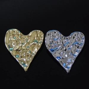 Broches cœur luxueuses en or et argent avec design texturé en métal liquide fondu