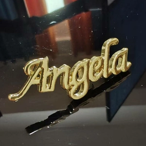 Spilla alla Moda in Lega d'Oro con Lettere Inglesi Angela Baby Scrittura Corsiva Spilla Decorativa per Abbigliamento Uomo Donna