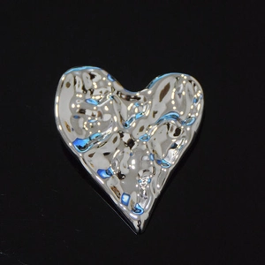 Broche élégante en forme de cœur argenté avec texture de métal martelé pour robes
