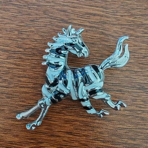 Spilla elegante a forma di zebra con smalto bianco e nero su base in lega d'argento