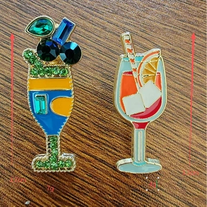 Detailed size and weight view of sparkling cocktail and summer drink enamel brooches