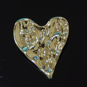 Broche cœur dorée élégante avec texture de lave pour costumes et robes, accessoire chic