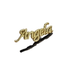 Elegante spilla in metallo dorato con design artistico del nome Angela corsivo