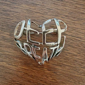 Broche Cœur Évidé Avec Lettres en Alliage Plaqué Or Mode Épingle Minimaliste Pour Femme Accessoires Vêtements Cadeau