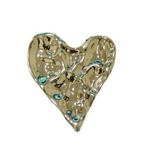 Plateau en métal doré en forme de cœur avec finition martelée pour bijoux élégants