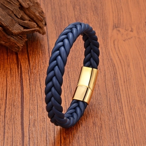 Dettaglio del bracciale in pelle intrecciata blu scuro con chiusura magnetica dorata