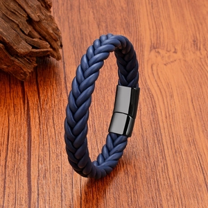 Dettaglio del bracciale in pelle intrecciata con chiusura magnetica in acciaio nero