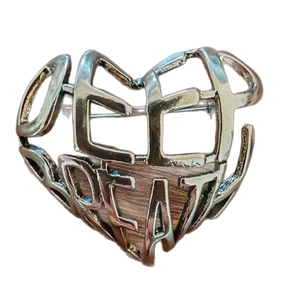 Broche cœur évidée argentée avec lettres KEEP GOING et texture aspect bois brun