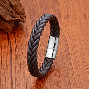 Dettaglio del bracciale in pelle intrecciata con chiusura magnetica in acciaio inossidabile
