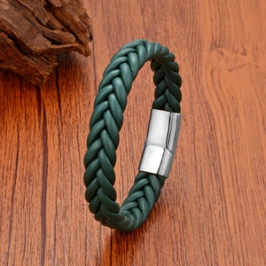 Dettaglio del bracciale in pelle intrecciata verde scuro con chiusura magnetica in acciaio