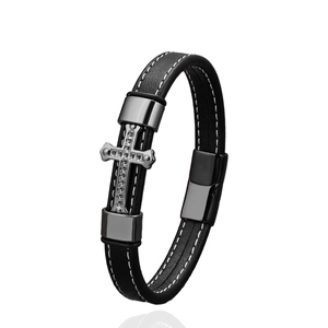 Herren Lederarmband mit Kreuz-Anhänger und Magnetverschluss auf weißem Hintergrund