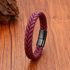 Bracciale intrecciato a mano in pelle bordeaux con chiusura magnetica nera su legno